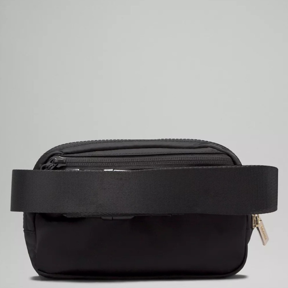 Lululemon Everywhere Belt Bag Black & Gold Crossbody EBB Nwt - Picture 3 of 6